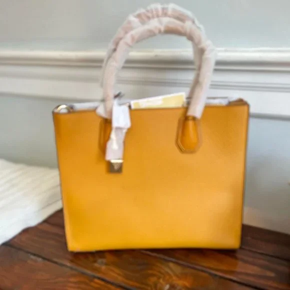 NEW W/ TAGS RETAILS $328
MICHAEL KORS MARIGOLD ACCORDION LARGE CONVERTIBLE TOTE - Picture 3 of 4